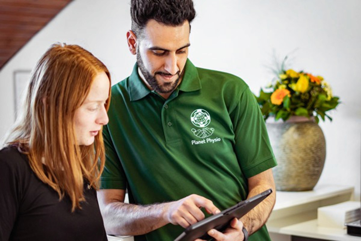 Therapeut von Planet Physio bei der Arbeit